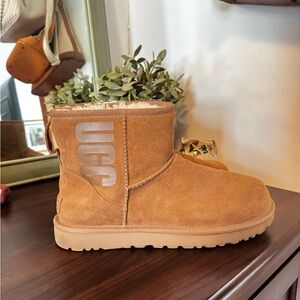 UGG Classic mini logo boot